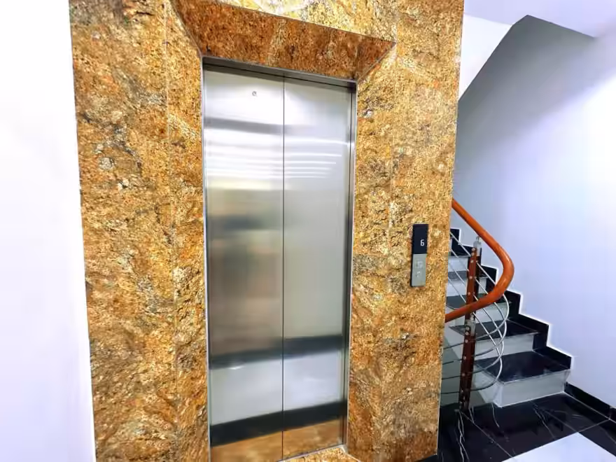 Cầu thang máy và cầu thang bộ