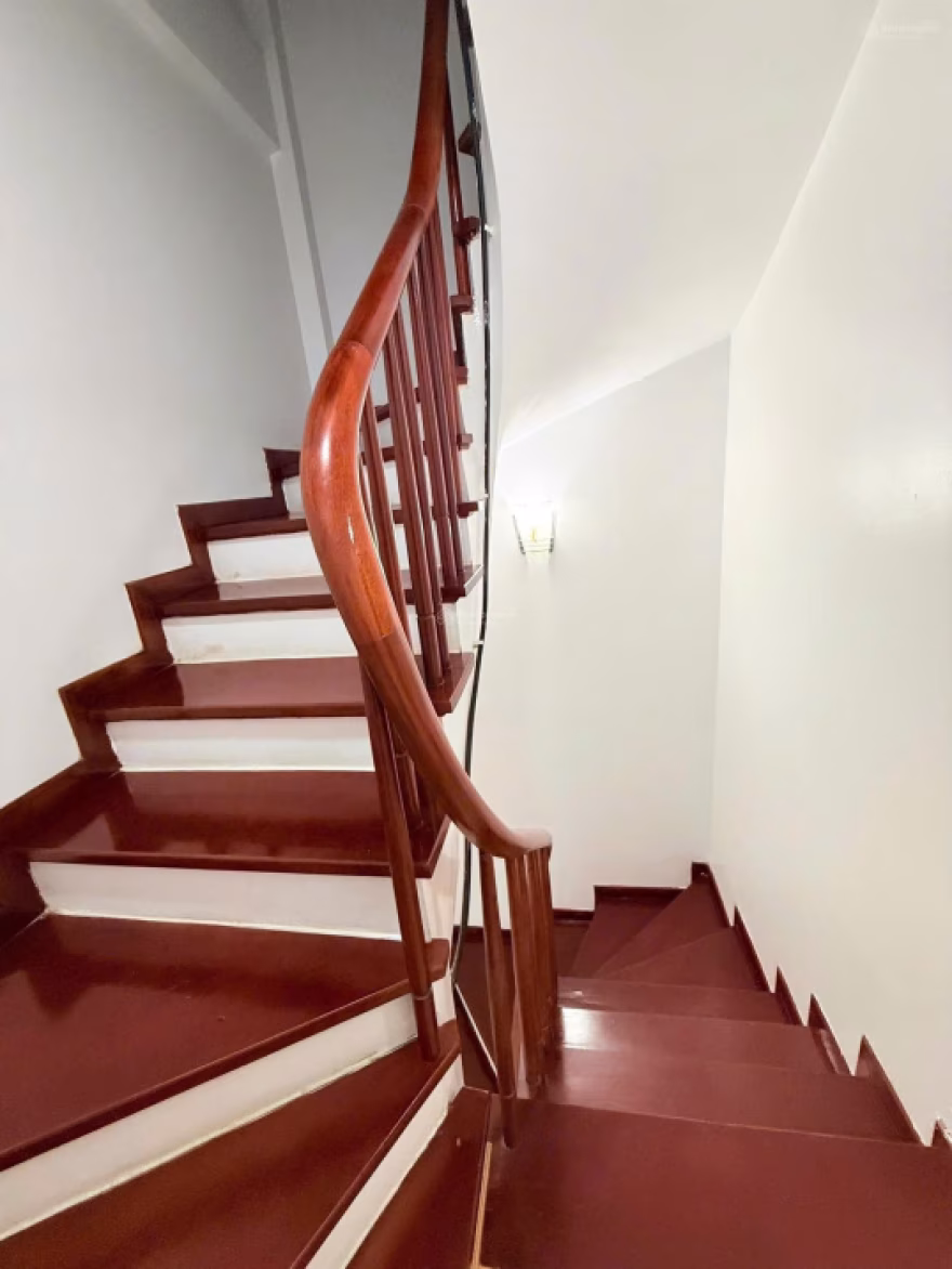 Cầu thang gỗ lim, mặt bậc bằng gỗ