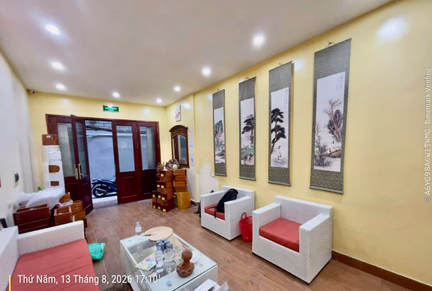 Tầng 1 có bộ tranh treo tường
