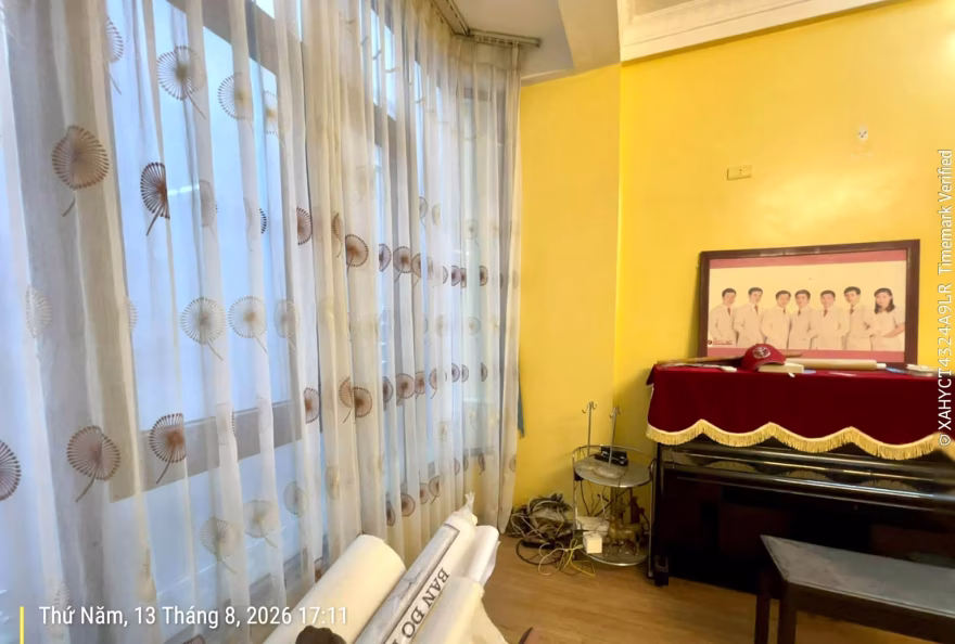 phòng ngủ phía ngoài tầng 2 có cây đàn piano hãng Yamaha
