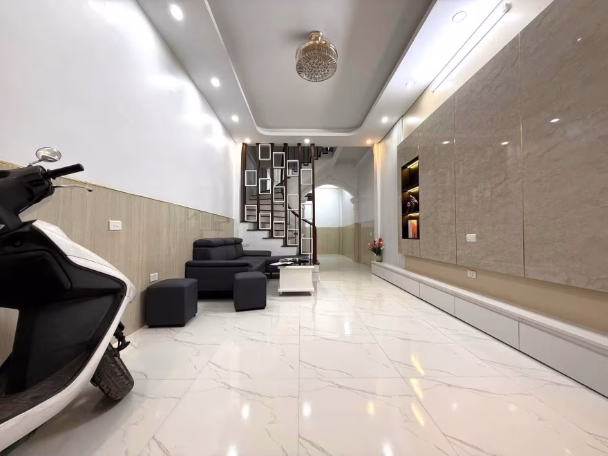 Phòng khách có để xe máy và ghế
