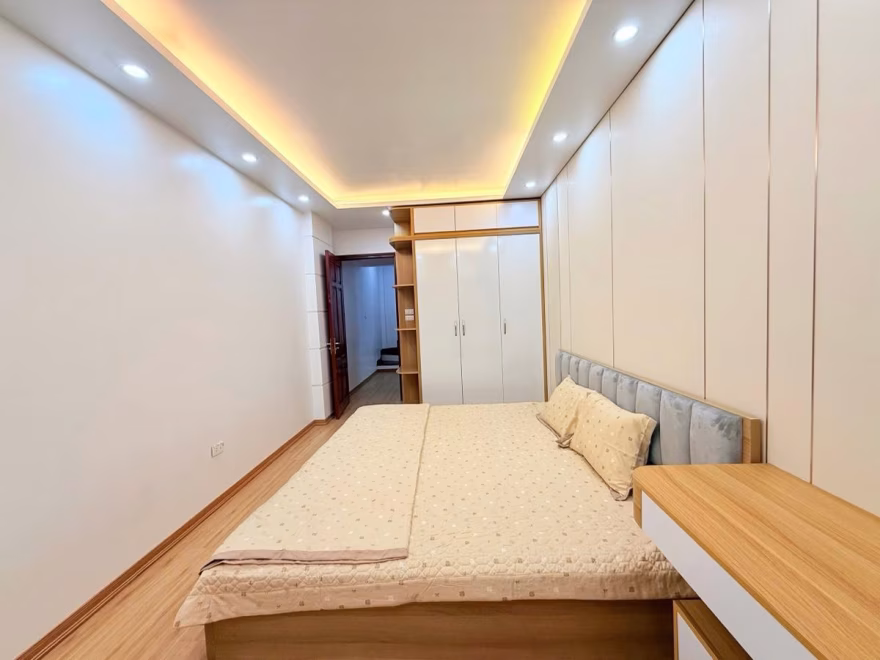 Phòng ngủ tầng 2 có đầy đủ giường đệm và tủ quần áo